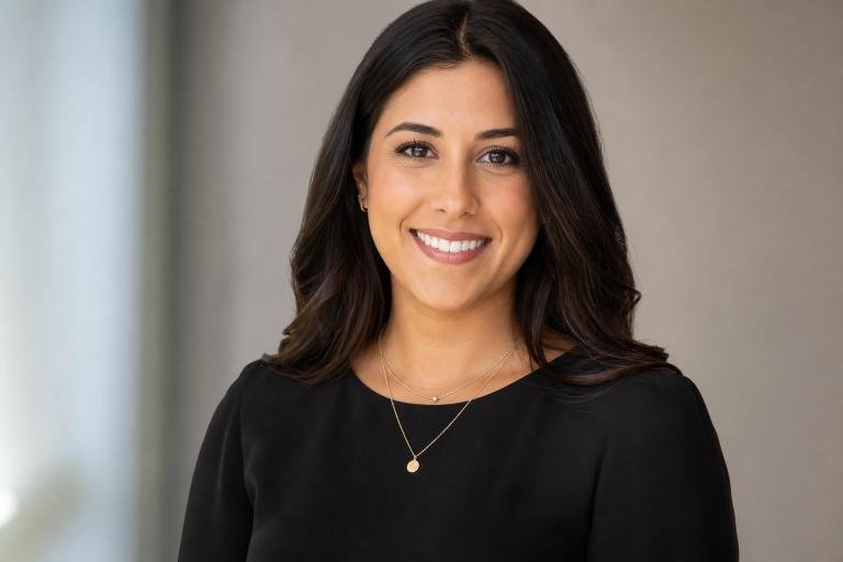 16 Headshot Outfit Ideas That Look Professional